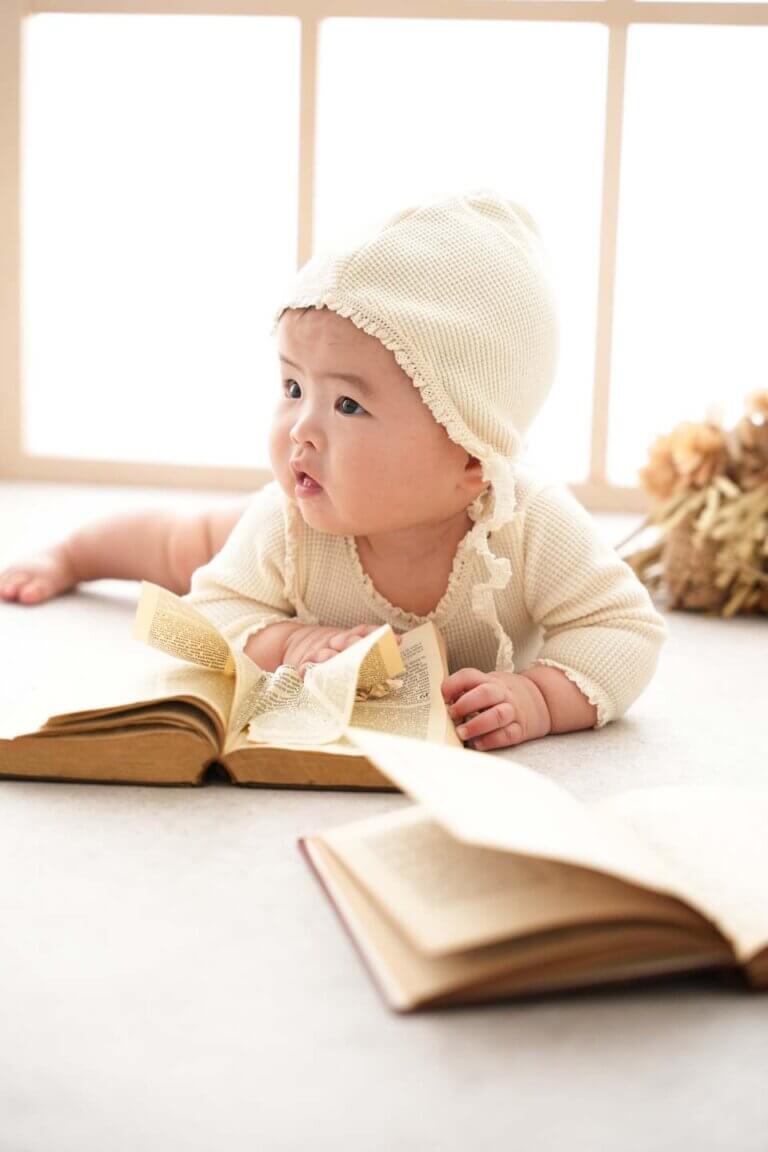 本で遊んでる半年の赤ちゃん